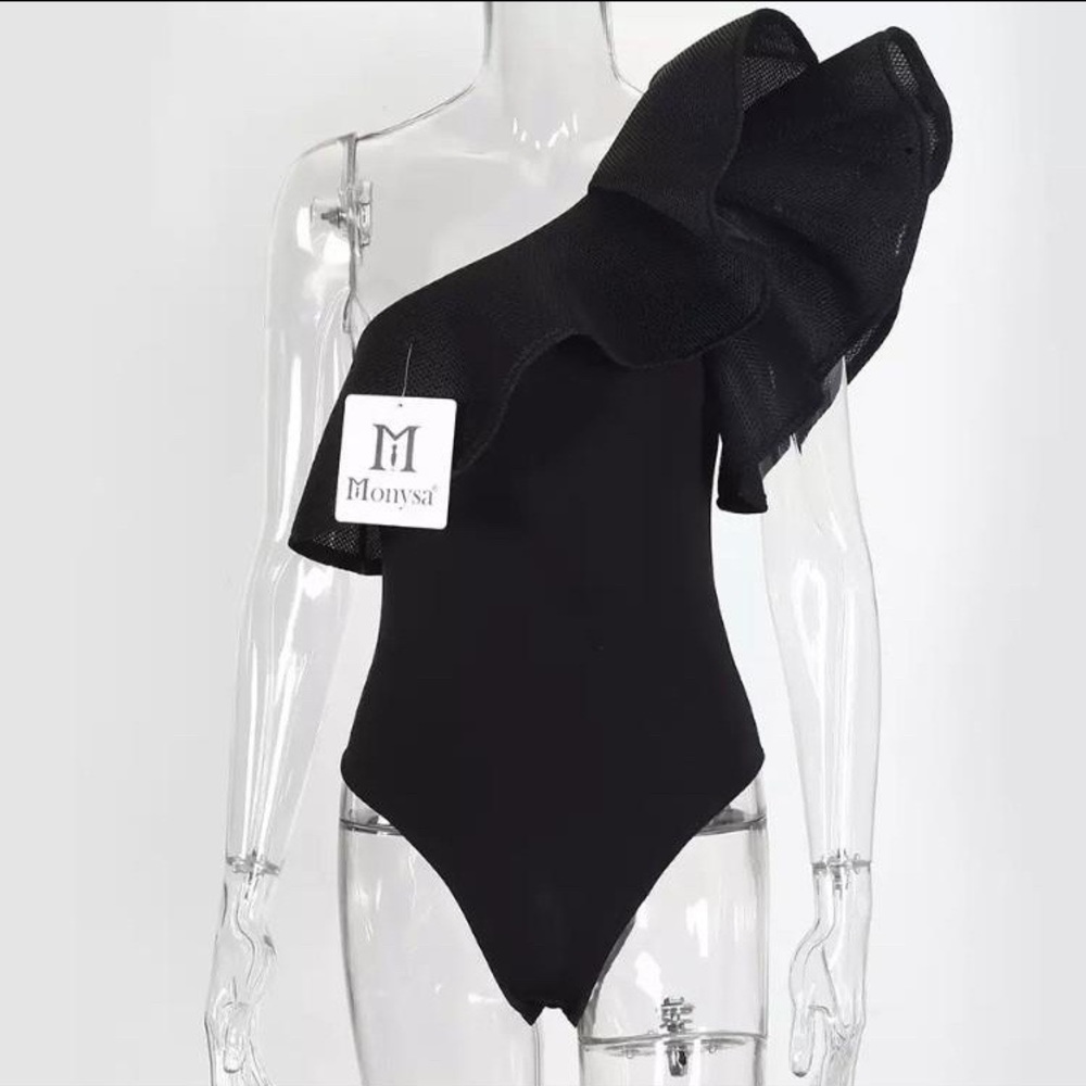 ✨NEW✨Black Bodysuit